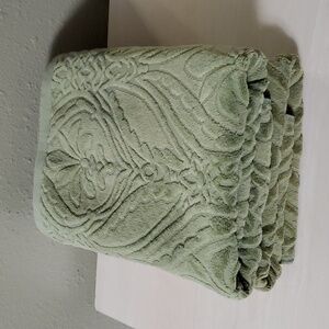 Monochrome Sculpted Floral Towel Set in Olive Green 2 Bath Towels